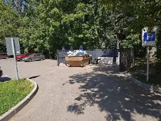 Жители дома на Вернадского требуют убрать свалку во дворе