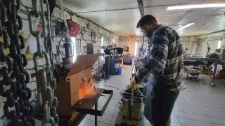 Кузнец из Каширы привлекает туристов мастер-классами по ковке