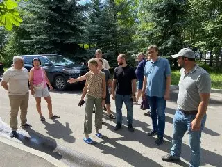 Глава управы Митино проверил дворы 8-го микрорайона с жителями