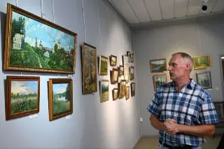 Выставка Романа Мураткина «Свет над полями» открыта в МВЦ