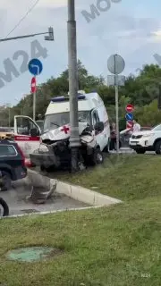 Скорая помощь врезалась в столб: пострадали фельдшеры