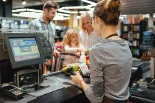 Новые штрафы за продажу просрочки вступают в силу с сентября