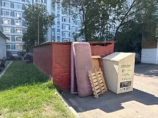 Жители просят убрать мусор на площадке у дома на Кунцевской