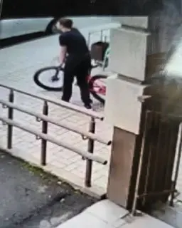 Подросток угрожает людям в районе: ищем свидетелей