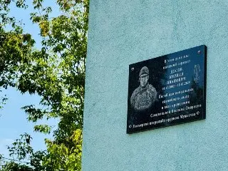 В Спутнике открыли памятную доску в честь героя-десантника