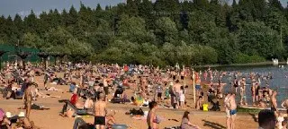 Пляж переполнен, но купание под запретом из-за опасной воды