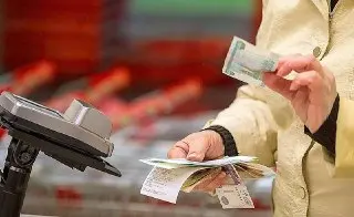В июле россияне сняли рекордные 595 млрд рублей со счетов