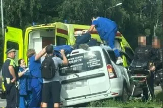 Мотоциклист попал в аварию и оказался на крыше легкового авто