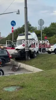 Скорая помощь врезалась в столб: подробности ДТП в Москве