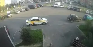 Подростки на каршеринге врезались в автомобили и скрылись