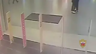 Хулиган сжег футболку в ТЦ «Европолис» и был задержан