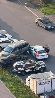 Подростки на каршеринге врезались в автомобили и скрылись