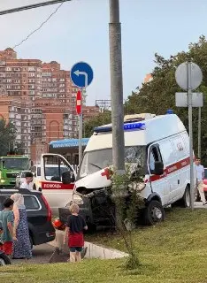 Скорая помощь врезалась в столб из-за подрезки: пострадали фельдшеры