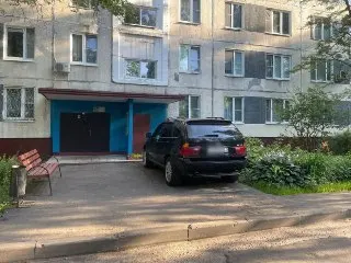 Автомобиль заблокировал проход у подъезда: жители обеспокоены