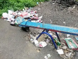 Опасный мусор на детской площадке: жители требуют решения проблемы