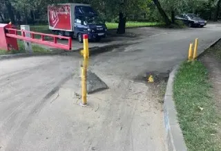 Жители Зюзино требуют устранить огромную лужу во дворе