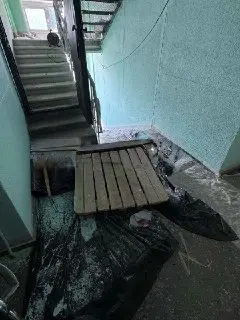Жители района недовольны беспорядком после ремонта подъезда