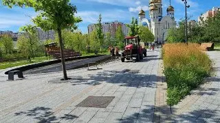 Очистка фонтана у храма: безопасность детей на первом месте