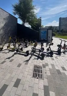 Электросамокаты заполнили стоянку у метро «Ясенево»